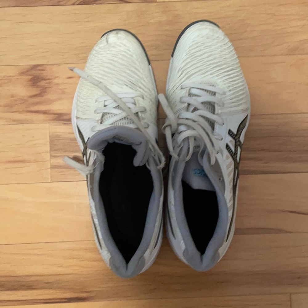 ASICS Upcourt 6 Women’s Volleyball shoes, Size 10, white/Grey/Black trim, worn